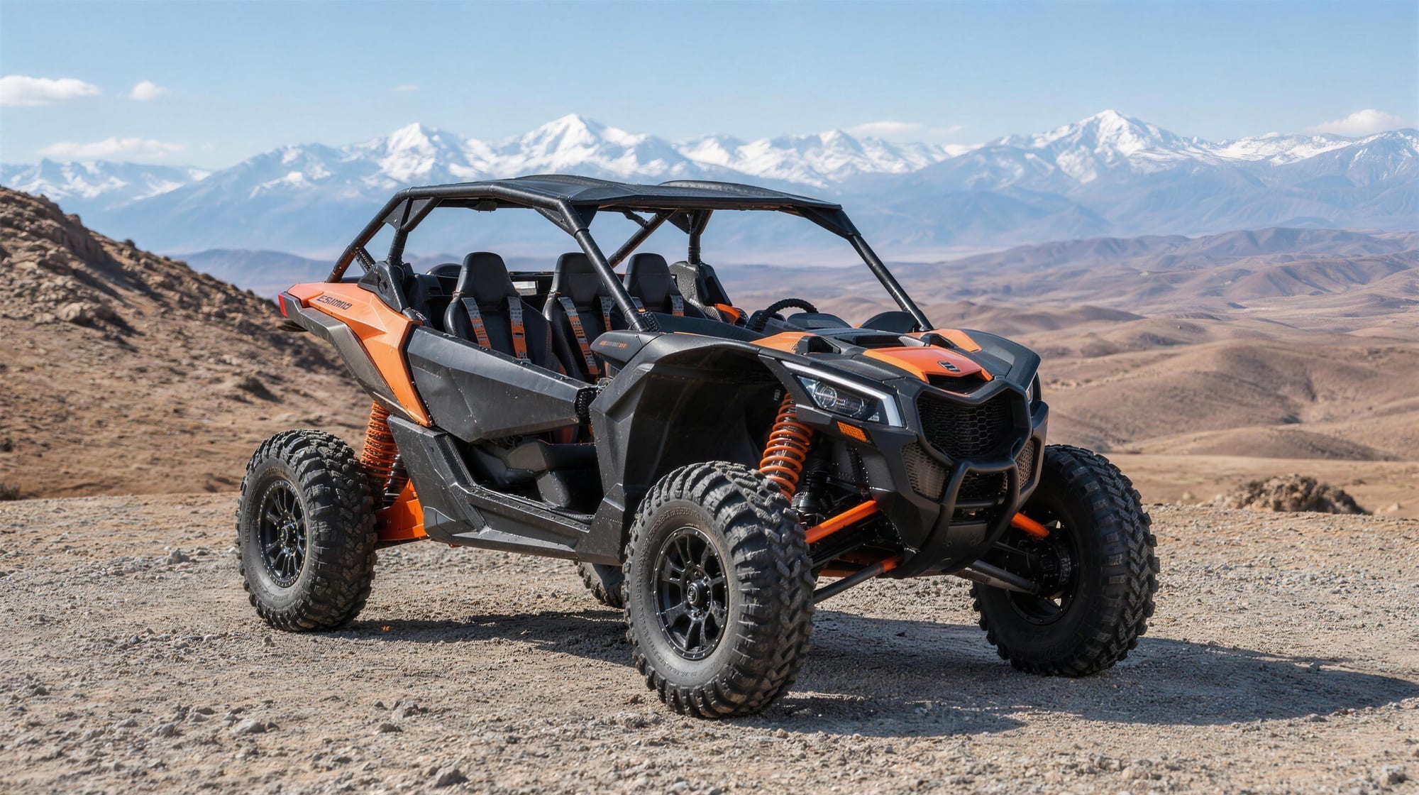 Buggy quatre places orange et noir à l’arrêt sur un plateau caillouteux, Haut Atlas enneigé à l’horizon