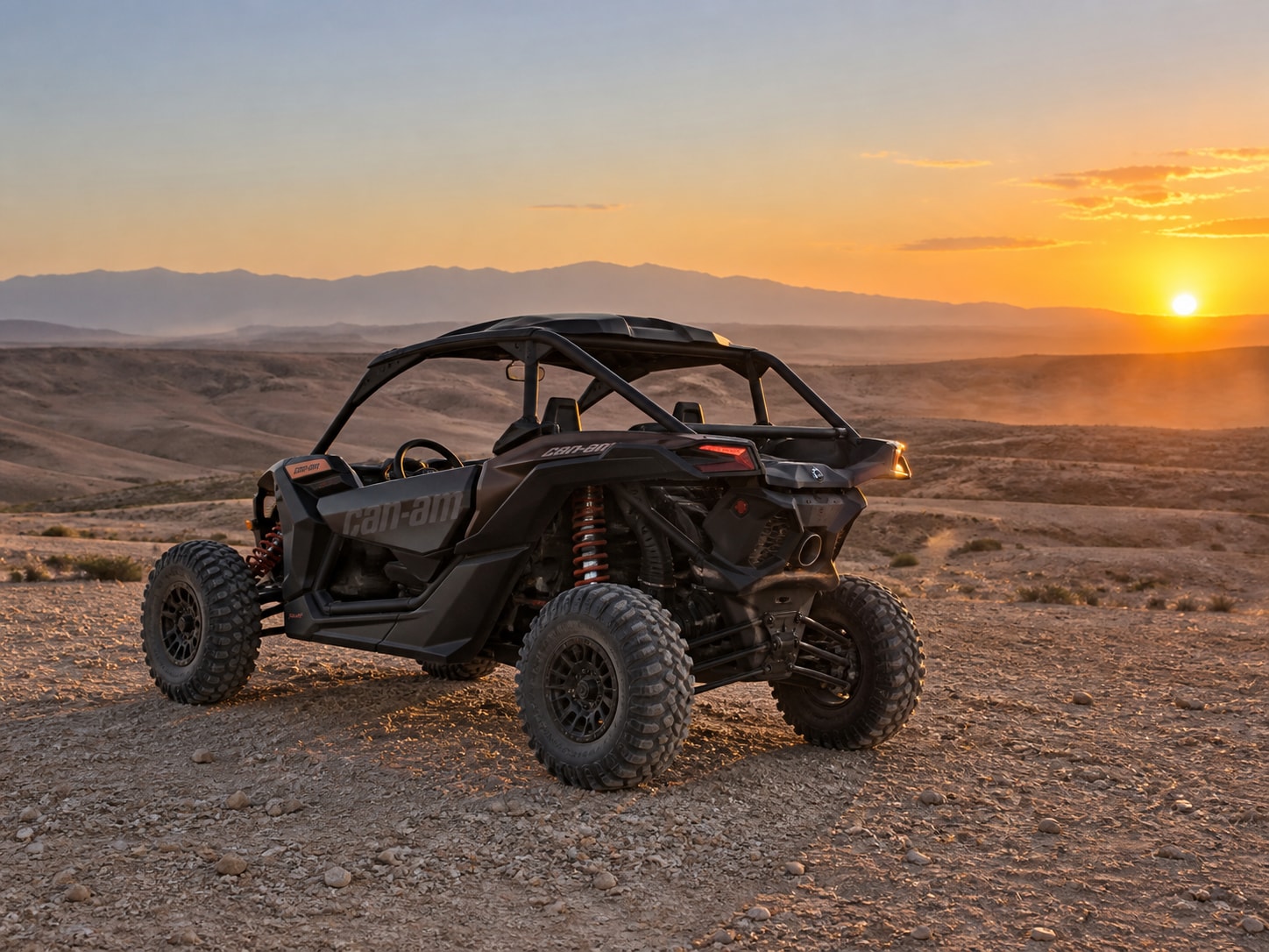 Buggy Can-Am face au coucher du soleil sur le désert d’Agafay et l’Atlas