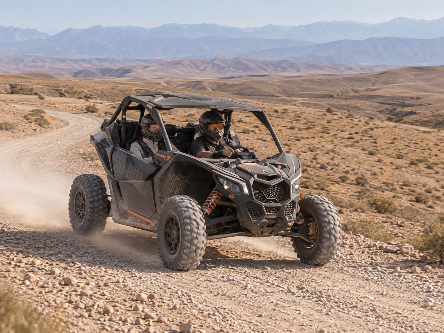 Buggy Can-Am et ses deux pilotes sur une piste sinueuse du plateau d’Agafay