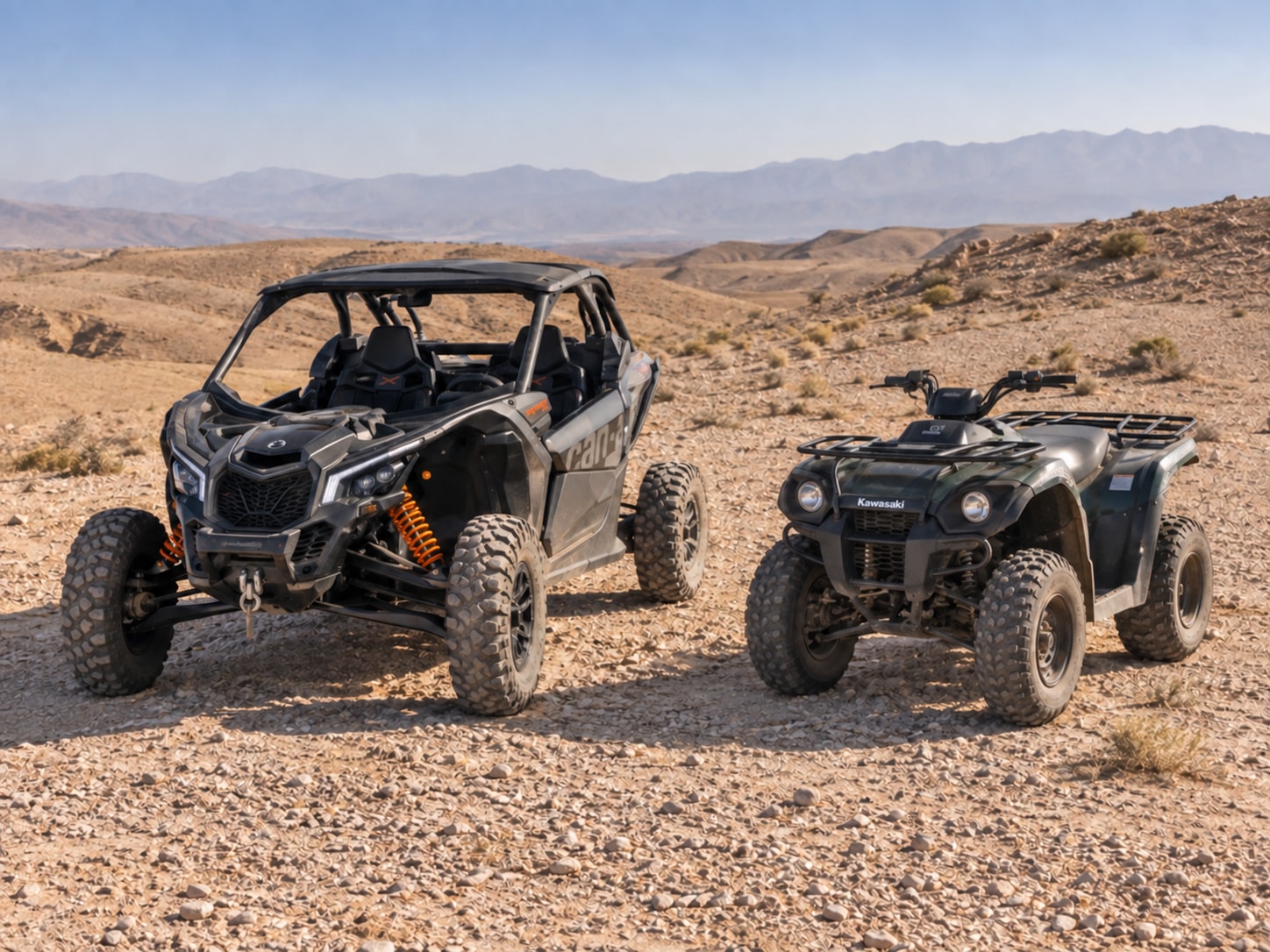 Buggy Can-Am et quad Kawasaki côte à côte sur une piste du désert d’Agafay