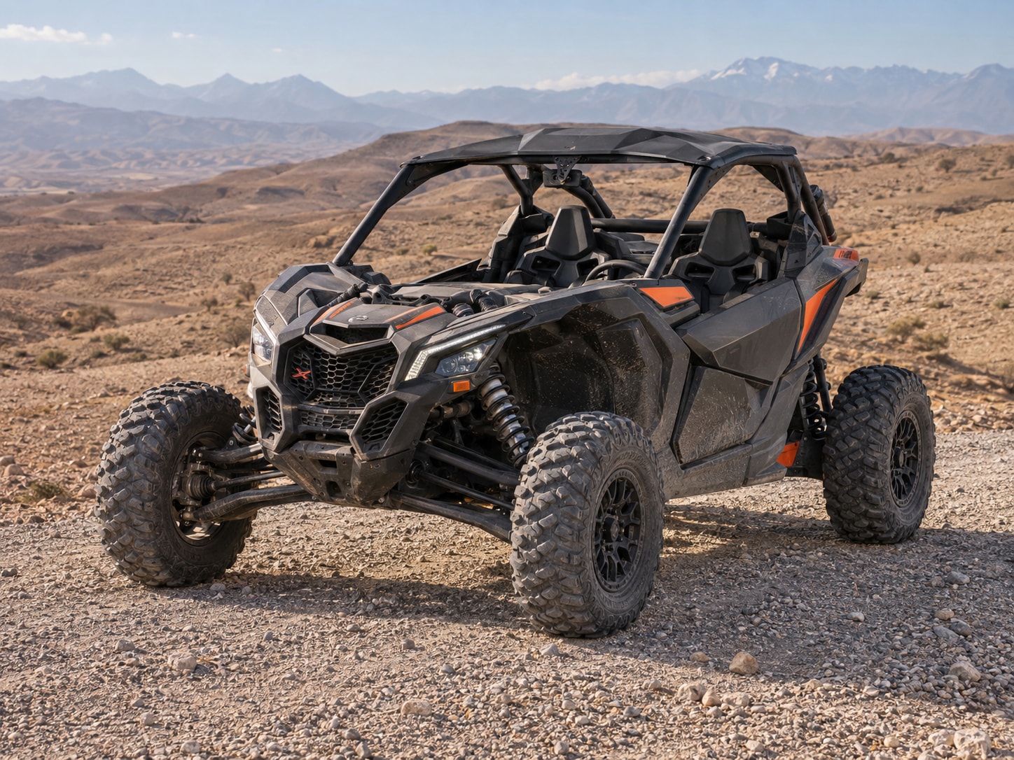 Buggy Can-Am Maverick X3 sur les pistes du désert d’Agafay lors d’une excursion depuis Marrakech
