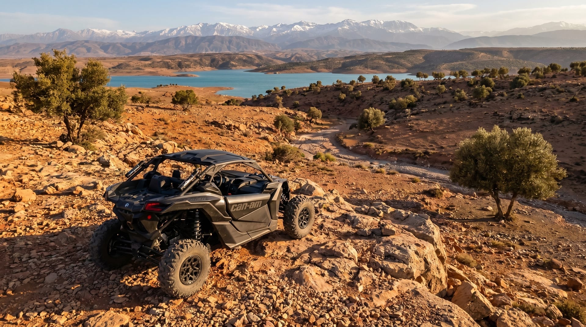 Buggy Can-Am à l’arrêt sur un promontoire rocheux au-dessus du lac turquoise