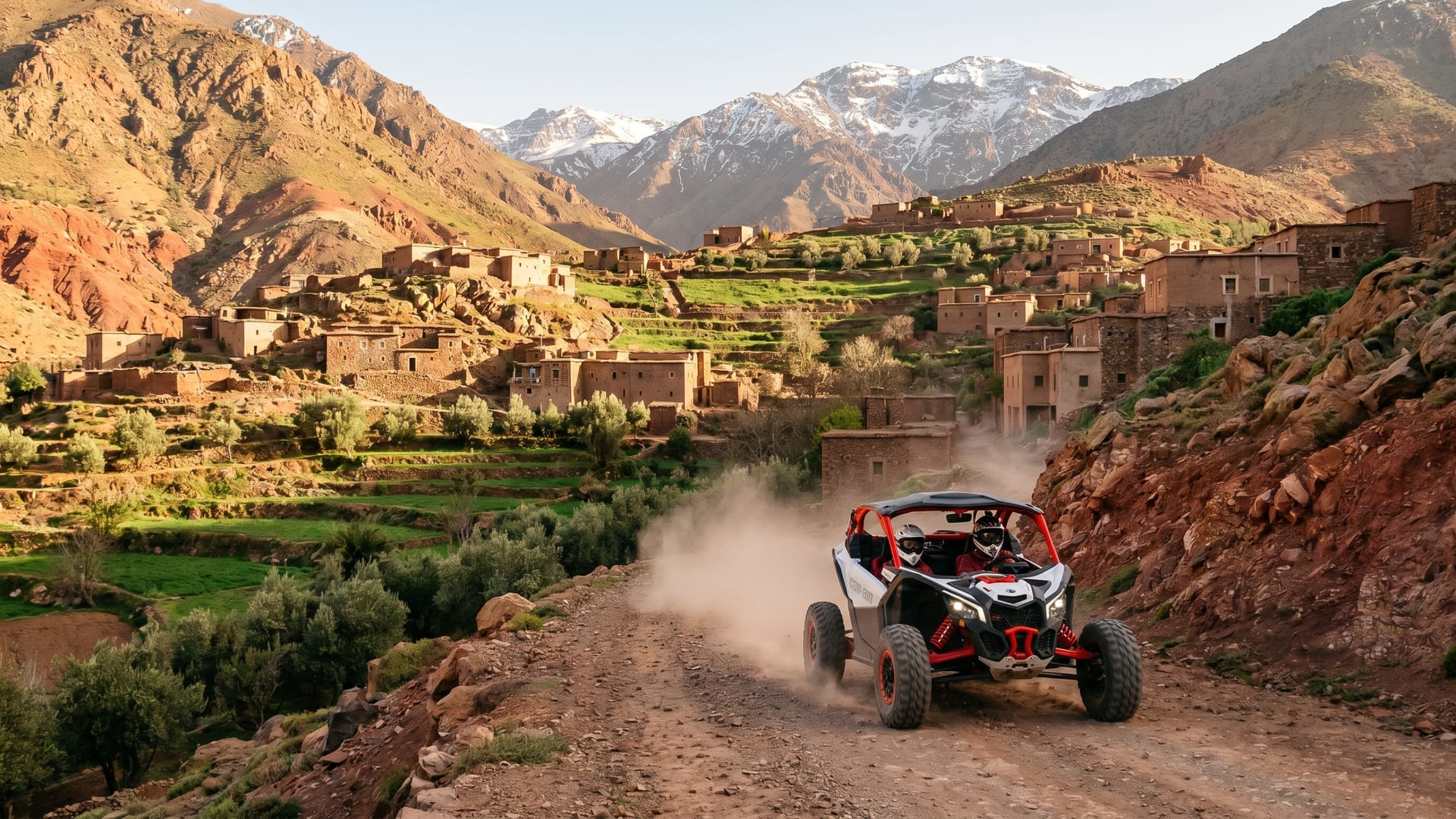 Buggy Can-Am sur une piste de montagne entre les villages berbères du Haut Atlas
