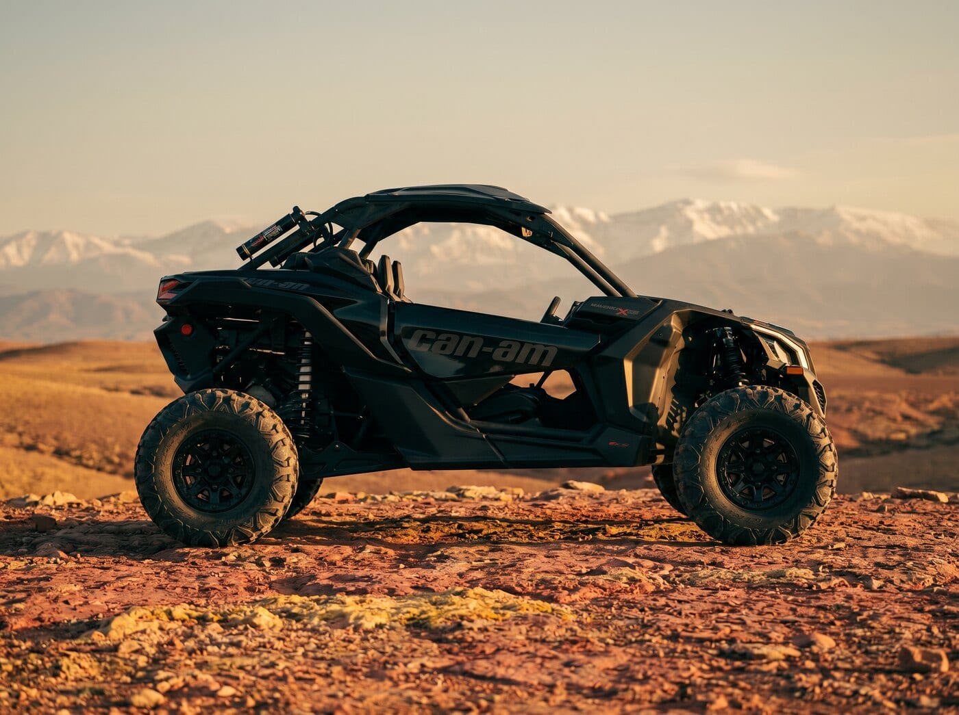 Can-Am Maverick X3 2 places de profil, suspensions Fox Racing